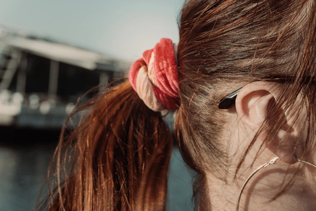 Speelse scrunchies en armbanden voor jouw trendy look