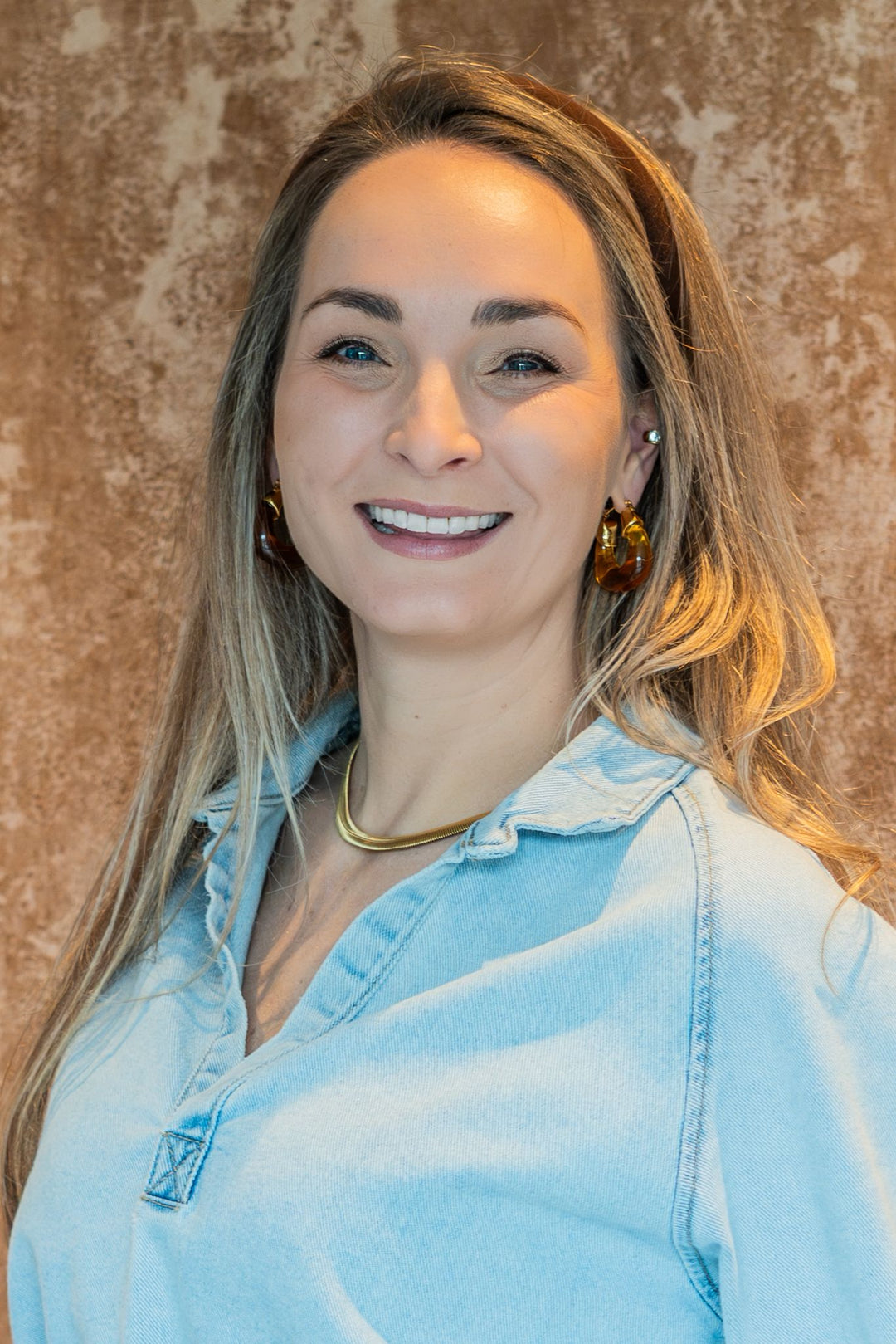 Resin Hoops Bruin Oorbellen – 18k Verguld